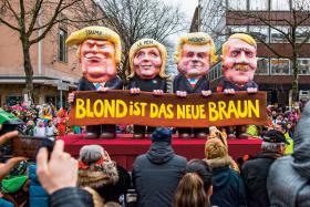 Podczas dorocznej parady w Düsseldorfie komentuje się świat polityki. W 2017 r. pod hasłem „Blond to nowy brunatny” na wspólnej platformie ustawiono Trumpa, Le Pen, Wildersa i Hitlera.