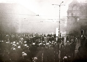 Grudzień 1970. Na zdjęciu demonstranci i stoczniowcy na ulicach w Gdańska. Podczas demonstracji na wybrzeżu mogło zginąć nawet 40 osób. Nie było mowy o ujawnieniu listy ofiar i oficjalnej żałobie.