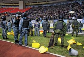 Rosyjscy kibole w akcji: na stadionie (Łużniki, mecz ligowy Spartak–Zenit).