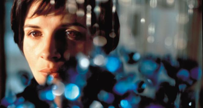 Juliette Binoche (Julie de Courcy), „Trzy kolory: Niebieski”, reż. Krzysztof Kieślowski, 1993 r.