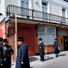 Pub Łabędź umierał powoli, aż w końcu przeistoczył się w małą synagogę.