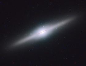Galaktyka ESO 243-49. Z lewej od centrum (zaznaczenie) leży tzw. pośrednia czarna dziura. Ma masę 20 tys. mas Słońca. Była niegyś otoczona karłowatą galaktyką rozerwaną grawitacyjnie przez 243-49. Emituje potężne promieniowanie rentgenowskie.