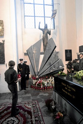 Pomnik w gdańskiej bazylice mariackiej stanął obok sarkofagu Macieja Płażyńskiego.