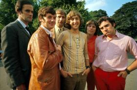 W skład grupy Monty Python wchodzili: John Cleese, Michael Palin, Graham Chapman, Eric Idle, Terry Gilliam i Terry Jones.