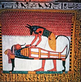 Jeden z rytuałów odprawiany nad zmarłym przez kapłana w masce Anubisa, malowidło grobowe z czasów Nowego Państwa.
