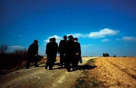Pielgrzymi z Izraela w drodze na grób cadyka Halbersztama w Bobowej.