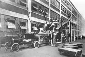 Eksperymantalna linia produkcyjna Modelu T z 1913 roku.