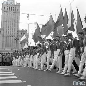 1 Maja – święto pracy miało przyćmić wspomnienia o 3 Maja. Uczestnicy gigantycznego pochodu w 1963 r. na tle Pałacu Kultury.