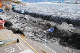 Fale tsunami wdzierają się do miasta Miyako.