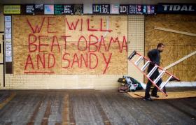 Mieszkańcy Rehoboth Beach w stanie Delaware nie zamierzają dać wygrać huraganowi, ani Obamie.