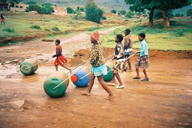 Państwa afrykańskie usiane są tysiącami zapomnianych min po lokalnych konfliktach. Dzieci pchają beczki przed sobą jak kolorową zabawkę. Jeśli na ich ścieżce wybucha mina, to pod zbiornikiem, który minimalizuje obrażenia. To jego dodatkowa funkcja.