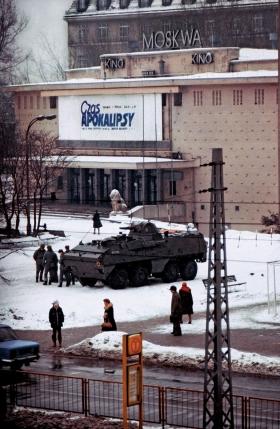Słynny, symboliczny kadr ze stanu wojennego, grudzień 1981 r.