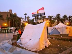 Czara goryczy przelała się 19 listopada, gdy policja siłą usunęła pole namiotowe, rozbite przez protestujących na Tahrir.