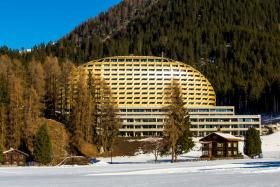 InterContinental Davos Hotel w – jak nazwa wskazuje – Davos, miejscowości kojarzonej z odbywającymi się tutaj konferencjami Światowego Forum Ekonomicznego. Koncept architektów ze studia Oikios w Monachium był tak śmiały, że uchodził za niemożliwy do zrealizowania. Konstrukcja przypomina złotą muszlę, do budowy potrzeba było – bagatela – 790 stalowych paneli w, jak wyjaśniają architekci, kolorze szampana. Kopuła miała być w założeniach pofalowana (chodziło ponoć o odtworzenie kształtu szyszki znalezionej w okolicznym lesie), i taka jest w istocie. Goście hotelu mają do dyspozycji 216 pokoi i 38 rezydencji, SPA (1200 m kw. powierzchni!), 12 gabinetów zabiegowych, fitness, salon fryzjerski, basen i saunę.