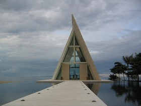 9. Kaplica w Tanjung Benoa na Bali (Tonton PT Dwitunggal, 2005). Tu z kolei elementem przymierza duchowości z naturą jest ocean. Do oszczędnej w detale, przeszklonej kaplicy trzeba dojść po kładce. Nic, poza szumem fal – nie zakłóca kontaktu z Najwyższym.