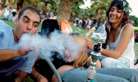 Izraelskiej młodzieży przestaje już wystarczać fajka wodna - upowszechnia się palenie wzbogaconej marihuany.