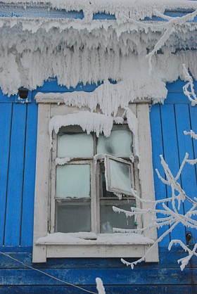 Atak byka zimy muszą odeprzeć też drewniane stuletnie domy. Obrastają lodowym stiukiem jak grzybnią. Mimo to ich mieszkańcy całą zimę piją wodę z lodu. Nie dość tego, w największe nawet mrozy ludzie chętnie kupują w Jakucku lody.