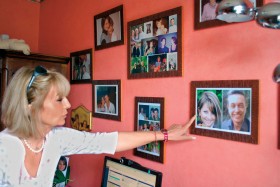 Corinne Soulas pokazuje zdjęcie córki Caroline, która zginęła z mężem w katastrofie.
