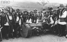 Obchody Święta Huculszczyzny w Worochcie w 1934 r. Huculska kapela ludowa p. Kuryluka z Żabiego wygrała konkurs.