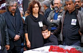 Rok zamachów i gróźb
Zaczęło się od zamachu na redakcję „Charlie Hebdo”, potem była strzelanina przed muzeum żydowskim w Brukseli, zabójstwo znanego karykaturzysty w Kopenhadze, zamach w muzeum Bardo w Tunisie i bomby, które wybuchły na trzy tygodnie przed wyborami w Turcji. Apogeum był Paryż, w którym w sześciu zamachach terrorystycznych zginęło w sumie 130 osób. A tuż przed końcem roku w amerykańskim San Bernardino małżeństwo muzułmańskich radykałów zabiło 14 osób. Za każdym razem śmierć nieśli zwolennicy Daesz (tzw. Państwa Islamskiego), którego pozycje Amerykanie bombardują już od 16 miesięcy, co nie przynosi na razie efektów strategicznych. Francja próbuje zbudować antydżihadystyczną koalicję, ale generalnie Zachód wciąż szuka nowej strategii walki z siłami, które nie do końca rozumie. Tymczasem liczba bojowników z zagranicy, którzy zasilili szeregi ISIS, wzrosła w tym roku już do ponad 31 tys.
Na zdjęciu pogrzeb ofiar zamachu w Ankarze, do którego przyznał się Daesz (tzw. Państwo Islamskie).
