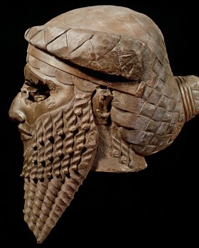 Ufryzowana oznaka elit – broda króla Akkadu, państwa na terenie starożytnej Mezopotamii.