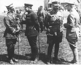 Kwiecień 1920. Gen. Antoni Listowski (pierwszy z lewej) podczas rozmowy z atamanem Symonem Petlurą.