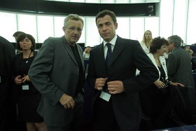 Do Parlamentu Europejskiego wyborcy skierowali skład dający się określić jako mieszanka rutyny z młodością. Na zdjęciu: europosłowie SLD Marek Siwiec i Wojciech Olejniczak.