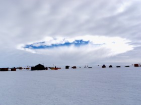 Dziura w chmurze nad Divide Camp, na Antarktyce, wywołana przelotem samolotu LC130.  Z przewierconych samolotami chmur opadają duże ilości zimnej wody lub śniegu. Uczeni sądzą, że zjawisko to wywołuje częste i obfite opady wokół lotnisk.