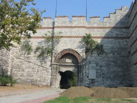 Brama Adrianopolska, przez którą Mehmed II wjechał do zdobytego miasta.