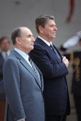 Francois Mitterrand i Ronald Reagan w 1984 roku, na uroczystości upamiętniającej 40. rocznicę lądowania aliantów w Normandii.