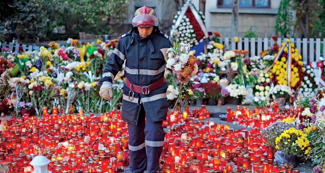 Wokół klubu Colectiv, gdzie doszło do tragicznego pożaru, wstrząśnięci mieszkańcy pozostawili morze kwiatów i lampek.