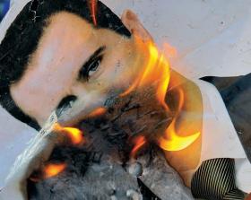 Płonący portret Baszara Asada w Aleppo. Epoka rządów alawitów dobiega ponurego końca.