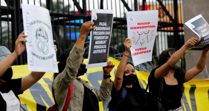 Protest przed parlamentem w Dżakarcie przeciwko nowemu kodeksowi zakazującemu w Indonezji m.in. stosunków pozamałżeńskich, 5 grudnia 2022 r.