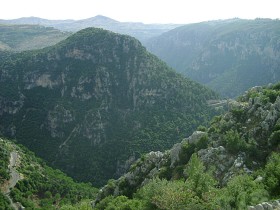 Panorama Doliny Kadisza. Takie widoki towarzysza w drodze do rezerwatu cedrów.