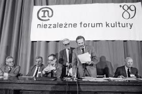 Kwiecień 1989 r. - kompozytor w prezydium Niezależnego Forum Kultury odbywającego się na Uniwersytecie Warszawskim.