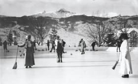 1910 rok, ponownie w Grindelwaldzie, i curling, do dziś nazywany, ze względu na precyzję i złożoność wykonywanych zagrań, „szachami na lodzie”.