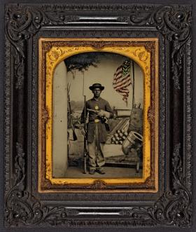 Czarnoskóry żołnierz z bronią i w uniformie Unii z czasów amerykańskiej wojny secesyjnej, 1861-65 r.