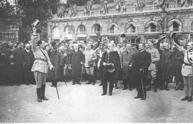 Paryż, lipiec 1918. Przedstawiciele Armii Polskiej oraz Komitetu Narodowego Polskiego witają gen. Józefa Hallera (na pierwszym planie pierwszy z lewej).