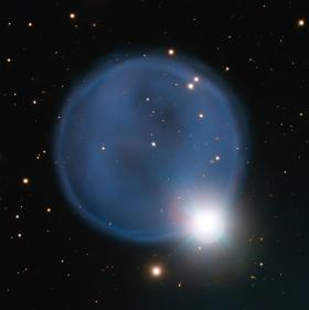 Mgławica planetarna Abell 33. Gazowa pozostałość po śmierci gwiazdy, która odrzuciła warstwy materii otaczające jądro. Nasze Słońce podobnie zakończy swój żywot. Jasna gwiazda z prawej na dole znajduje się w połowie drogi między Ziemią a mgławicą.
