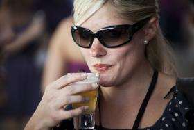 Browary polują ostatnio na kobiety, które stanowią wciąż zdecydowaną mniejszość piwnych konsumentów. Dla nich pojawiają się kolejne piwa smakowe i radlery, czyli mieszanki piwa z lemoniadą.