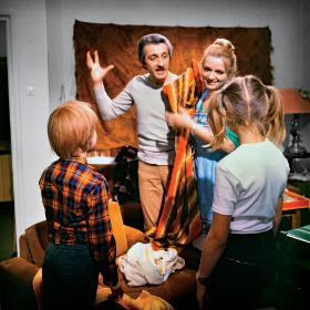 Kadr z serialu „Czterdziestolatek”, 1974 r. Andrzej Kopiczyński jako inżynier Stefan Karwowski i Anna Seniuk jako jego żona Magda.