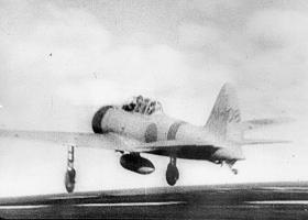 Myśliwiec Zero startujący do ataku na Pearl Harbor z pokładu lotniskowca Akagi.