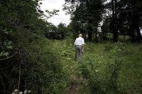 Karl Heine Friebe wyjechał stąd w 1946. Wrócił w latach dziewięćdziesiątych poszukać domu swojej babci. Znalazł tylko krzaki i trawę.