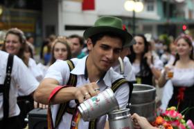 W czasie Oktoberfest wypija się morze piwa. W tym roku kufel piwa kosztuje ponad 9euro.