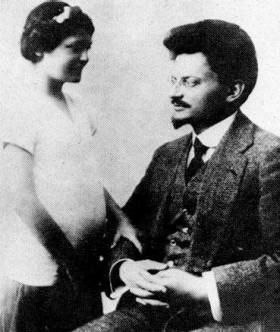 Lew Trocki z córką Niną. Porzucona przez ojca, zmarła na gruźlicę w 1928 r. Źródło: Wiki