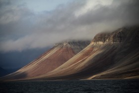 Spitsbergen, środek nocy, w okolicach Lyckholmdalen gromadzą się deszczowe chmury.