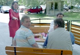 Największa afera na Rozbrat wybuchła w 2003 r., gdy w restauracji Pod Żubrem młodzi działacze SLD pobili fotografa robiącego zdjęcie siedzącym przy stoliku byłemu szefowi NFZ (drugi z lewej) i byłemu ministrowi zdrowia (pierwszy z prawej).