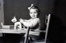 Fotograf z wizytą w przedszkolu. Portret 'pociechy' na tle koca – pamiątka do dziś. 1971.