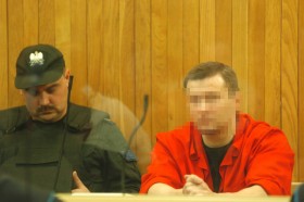 Ryszard Bogucki - po prawej, w czerwonej bluzie - jako oskarżony  o zabójstwo Pershinga (2004 r.)