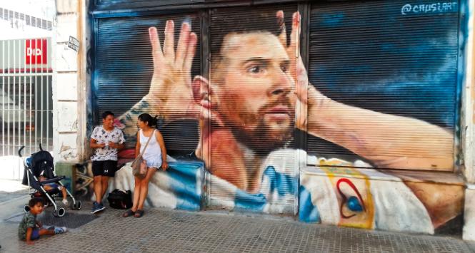 Znaczący gest Messiego po strzeleniu gola Holandii uwieczniony na muralu przy ul. Bolivara w dzielnicy San Telmo.